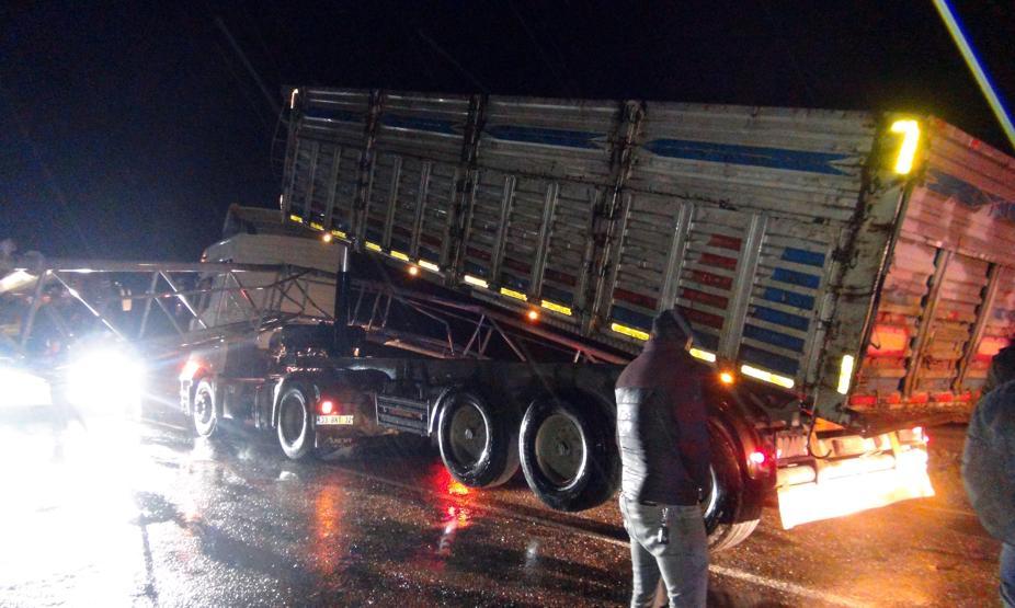 Açılan damper MOBESE direğini devirdi