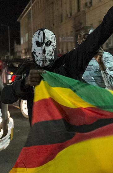 Devlet Başkanı Mugabe istifa etti, Zimbabve halkı sokağa döküldü