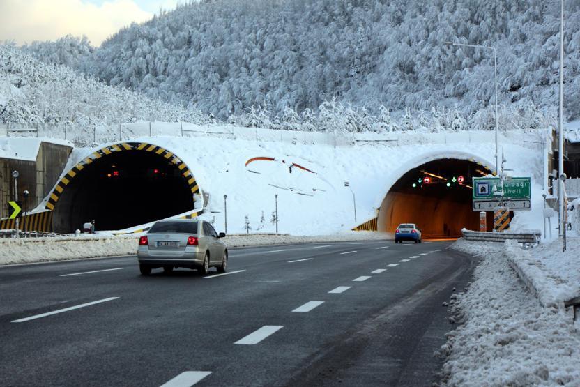 Boluda kar durdu ulaşım rahatladı