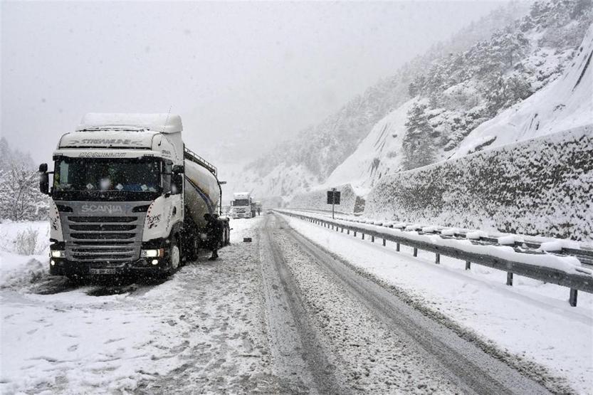 Zigana Dağı Geçidi’nde beyaz korku