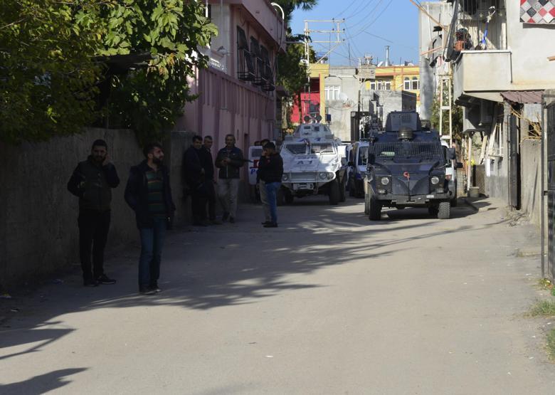 Göreve giden polis ekibine pompalı tüfekle ateş açıldı