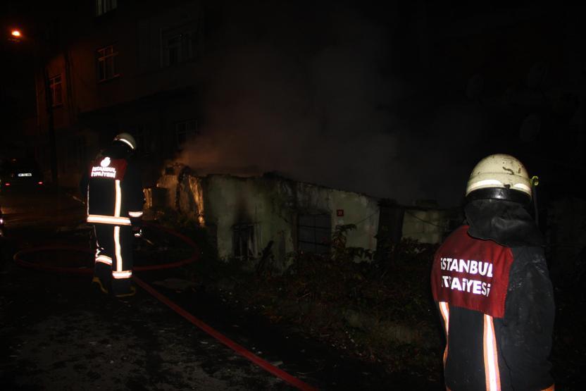 Seyrantepede boş gecekondu yandı
