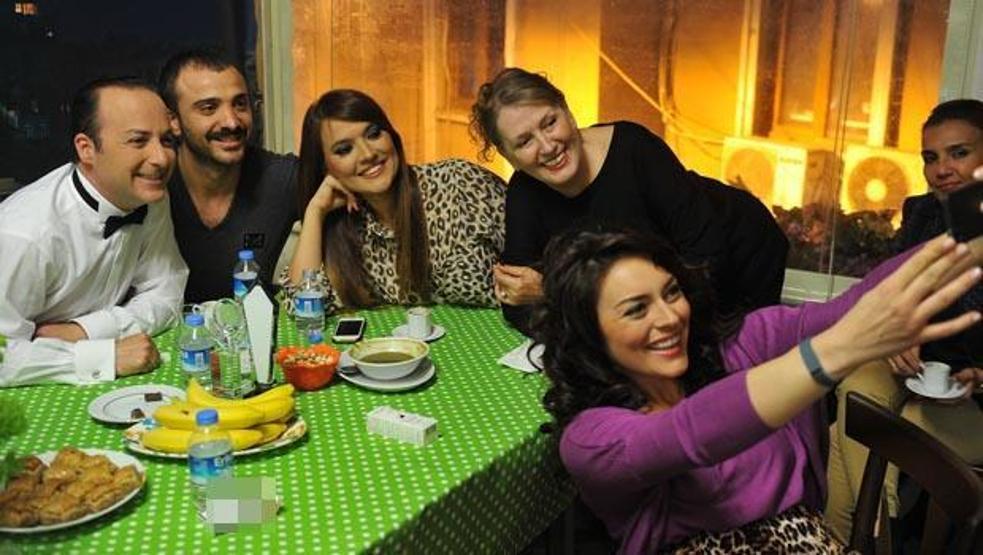 Demet Akalından Ezgi Molaya: Allah belanı vermesin