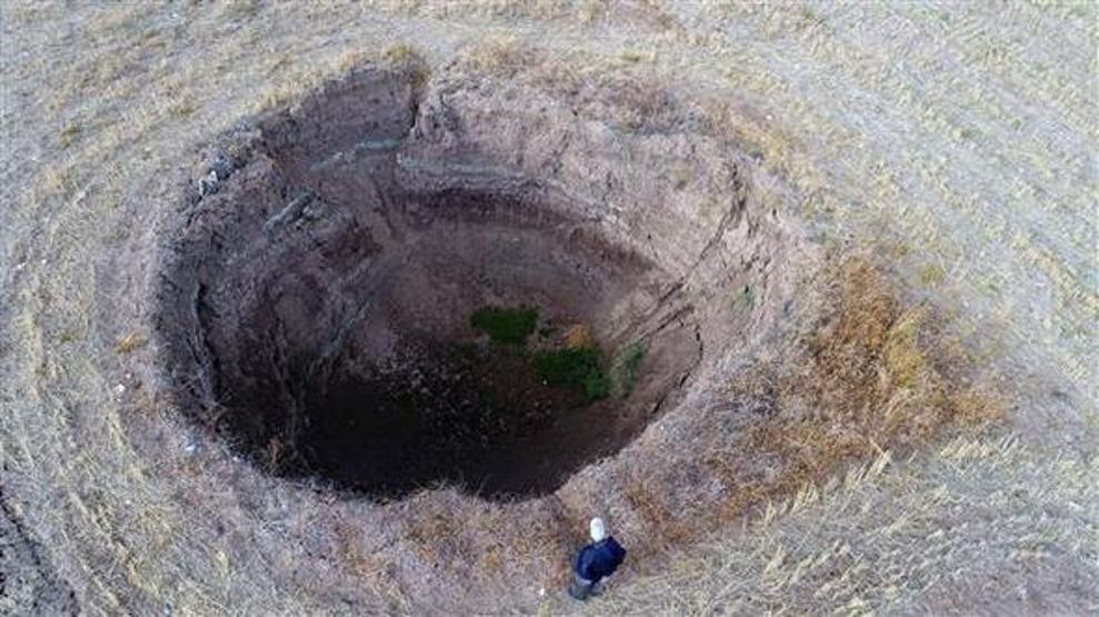 Halk korku içinde Ses çıkarıyor, sallanıyor...