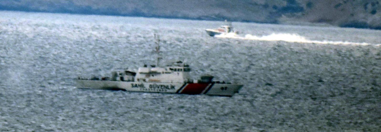 Türk balıkçılara tacizde bulunan Yunan botuna Türk botu engel oldu