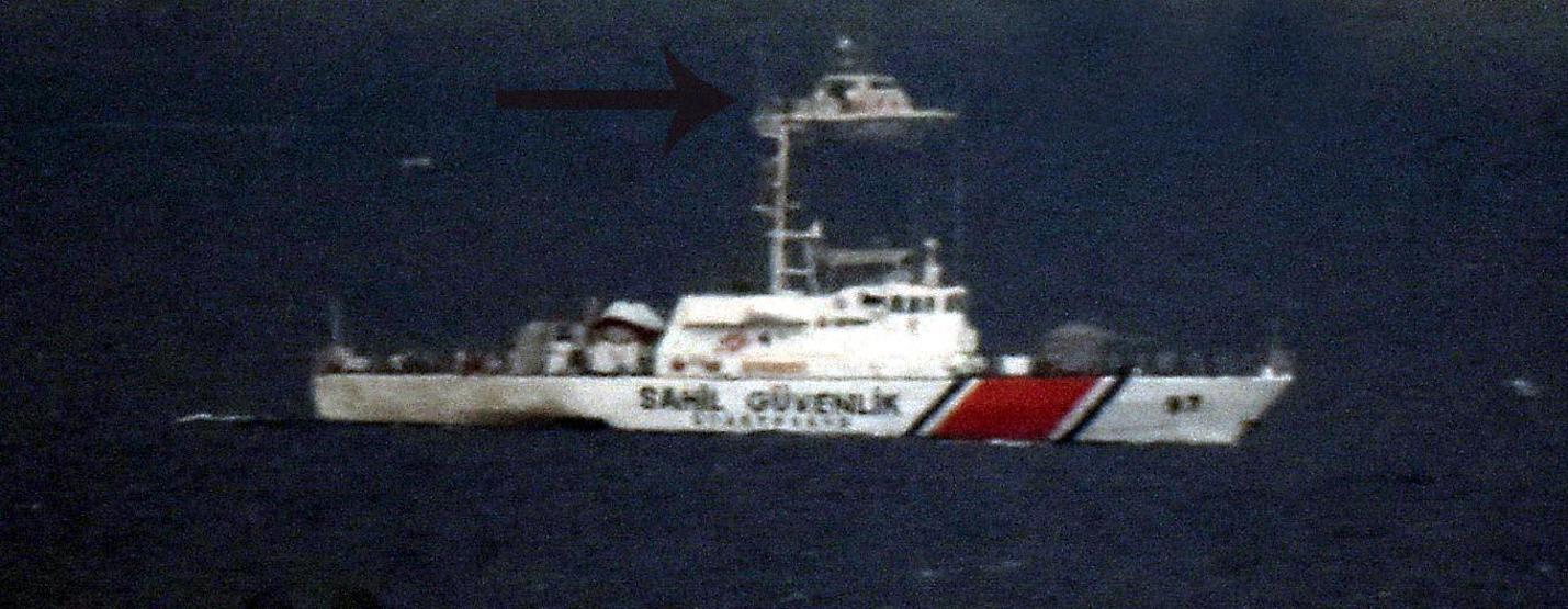 Türk balıkçılara tacizde bulunan Yunan botuna Türk botu engel oldu