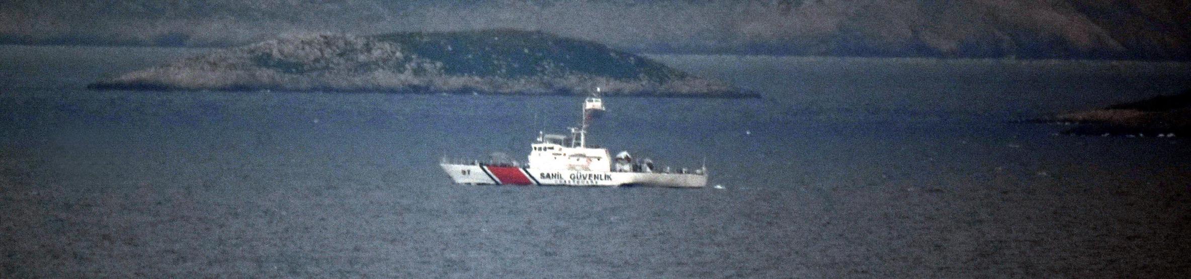 Türk balıkçılara tacizde bulunan Yunan botuna Türk botu engel oldu