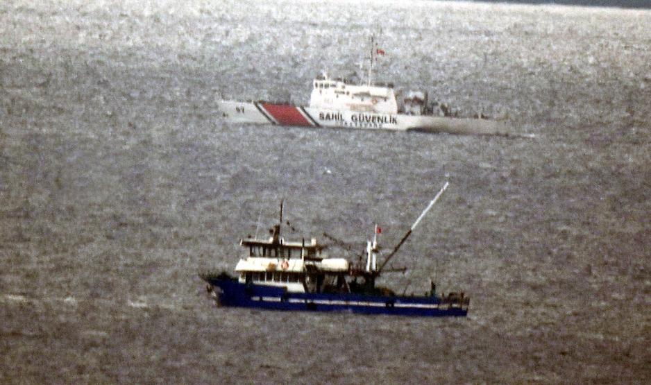 Türk balıkçılara tacizde bulunan Yunan botuna Türk botu engel oldu