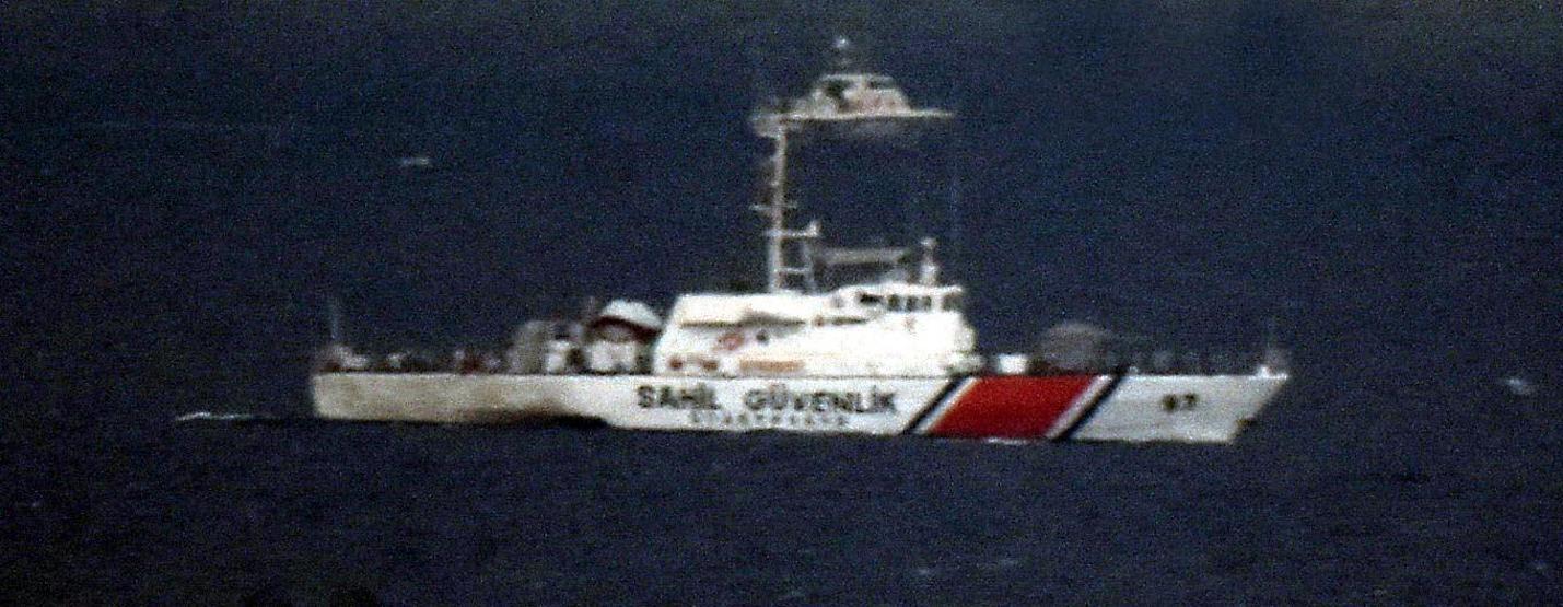 Türk balıkçılara tacizde bulunan Yunan botuna Türk botu engel oldu