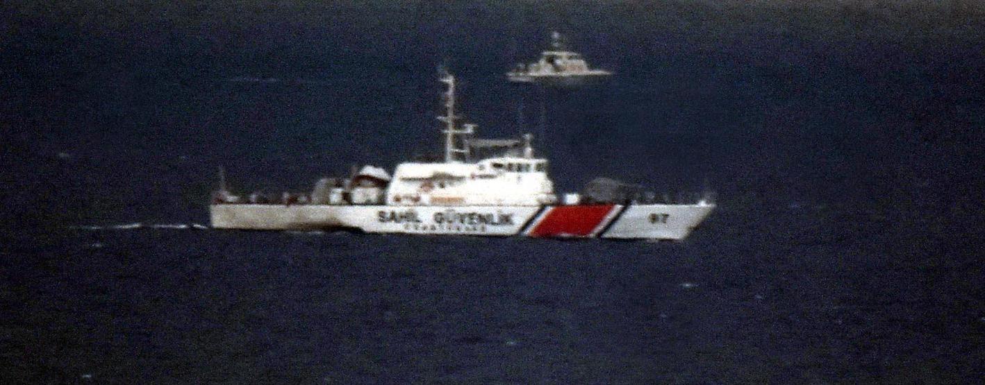 Türk balıkçılara tacizde bulunan Yunan botuna Türk botu engel oldu