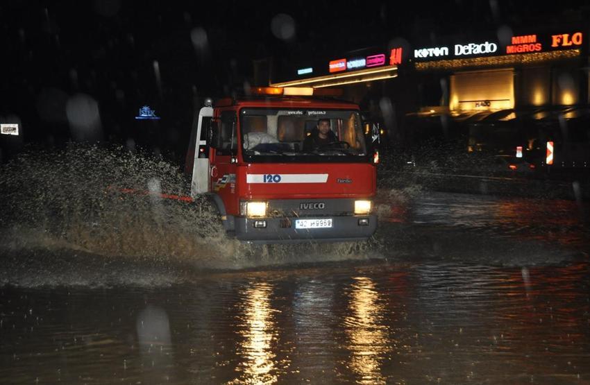 Sağanak Antalyayı esir aldı, araçlar yolda mahsur kaldı