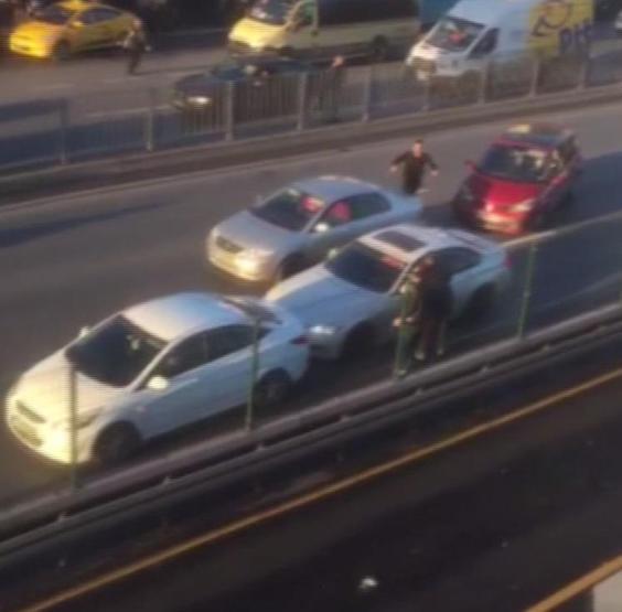 Seyir halindeki otomobilden inip kurşun yağdırdı