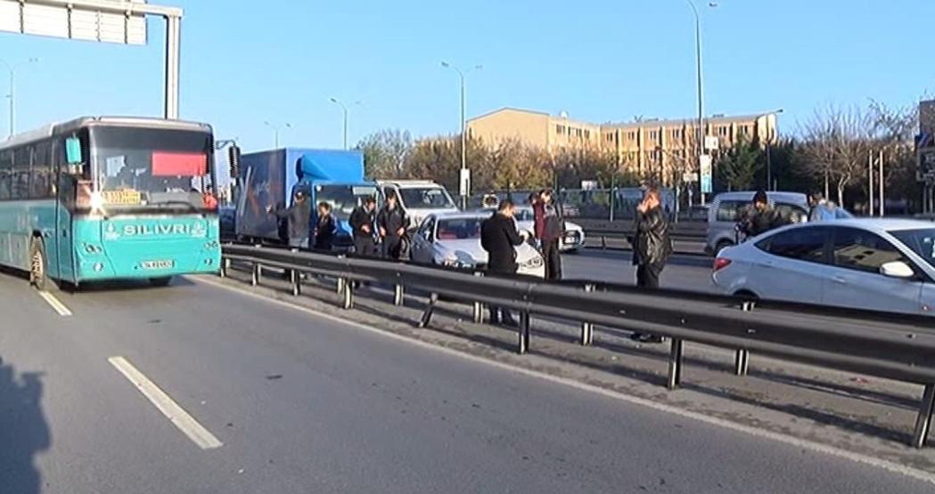 Seyir halindeki otomobilden inip kurşun yağdırdı