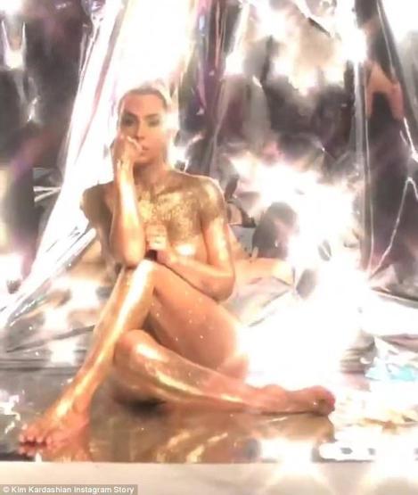 Kim Kardashian yine soyundu