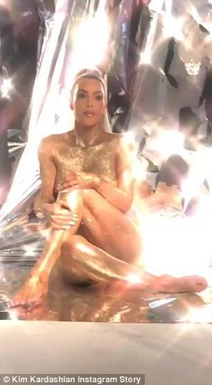 Kim Kardashian yine soyundu