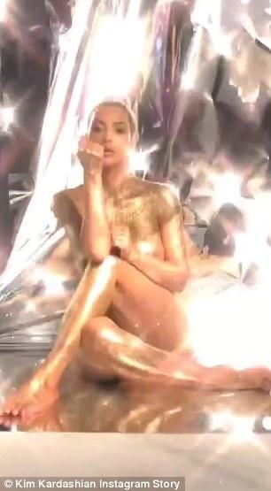Kim Kardashian yine soyundu