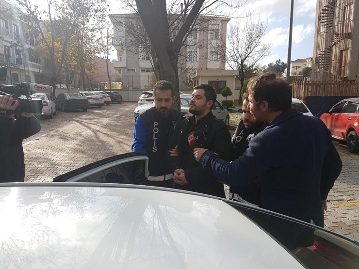 Seyir halindeki otomobilden inip kurşun yağdırdı