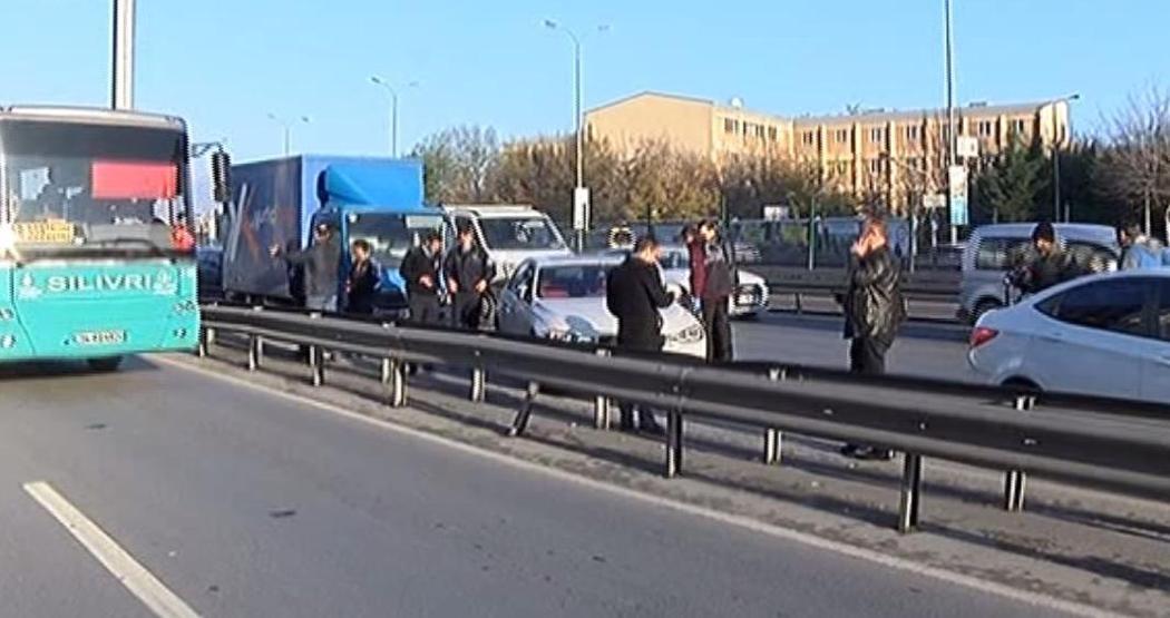 Seyir halindeki otomobilden inip kurşun yağdırdı