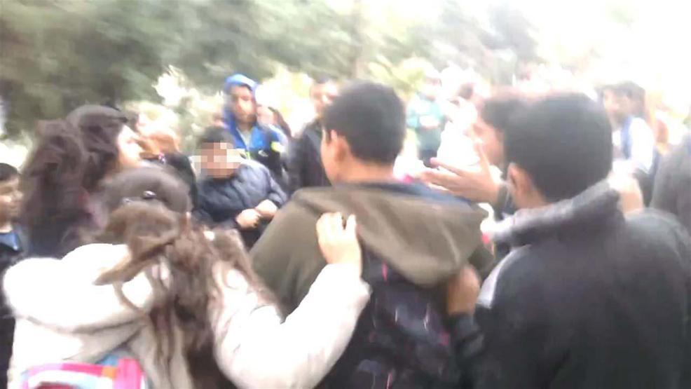 Ortaokul öğrencisi kızlar, saç saça kavga etti, erkekler tezahürat yaptı
