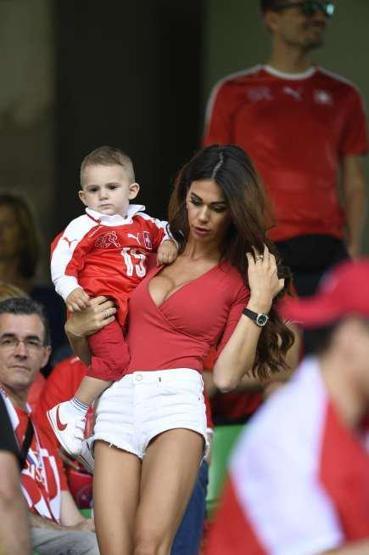Dzemaili ve Erjona Sulejmani boşanıyor Sebebi Ronaldo...