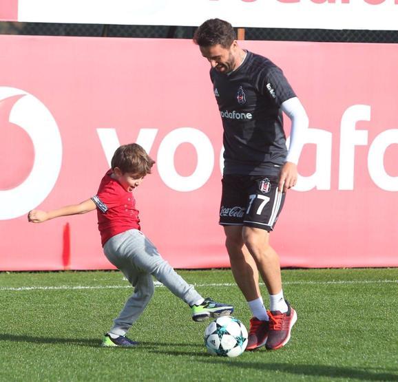 Beşiktaş derbi zaferi sonrası çoluk çocuk antrenmana çıktı