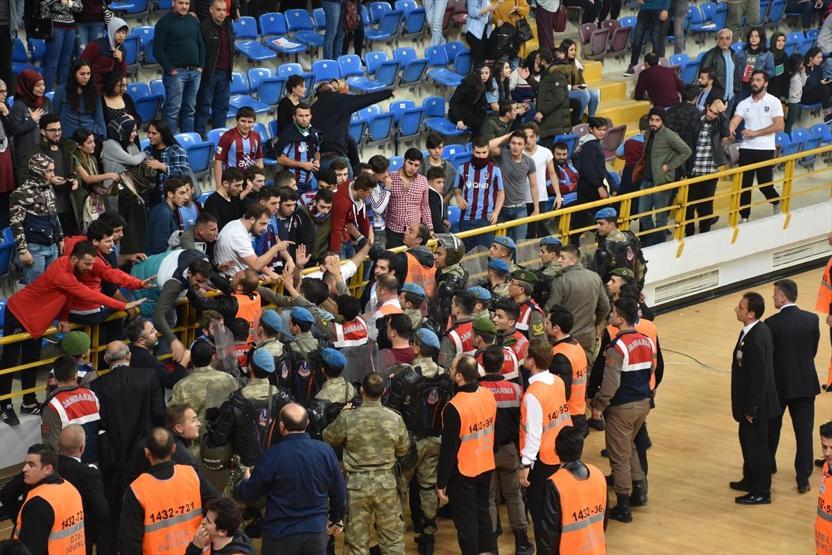 Trabzonspor - Fenerbahçe Doğuş maçında olay çıktı