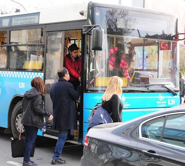 Asena halk otobüsüne bindi