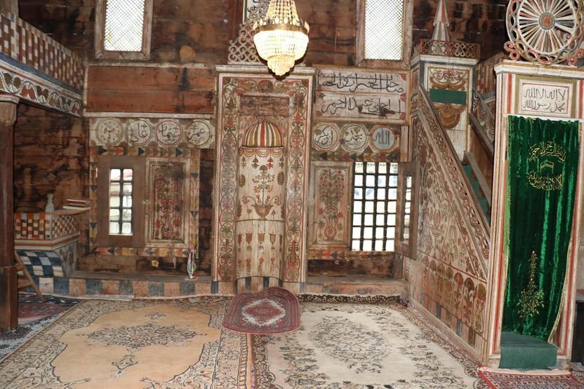 Bu caminin mihrabında bal yetişiyor