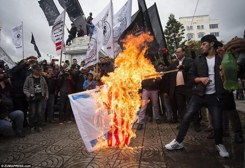 Bayraklar yakıldı, intikam yemini edildi: Filistin’den protesto manzaraları