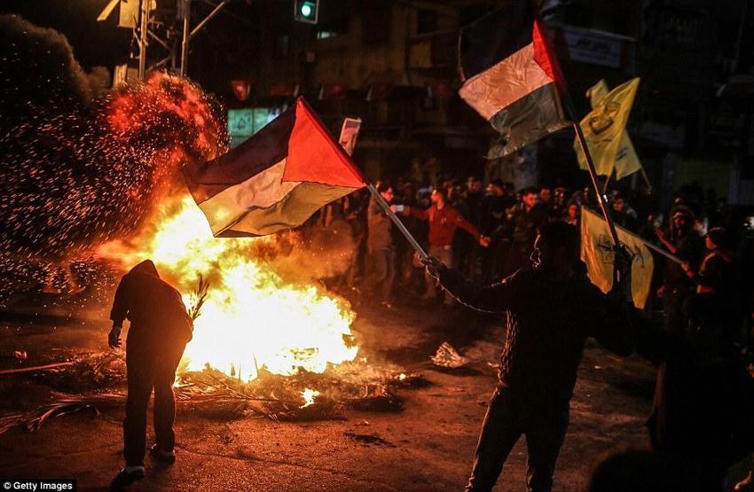 Bayraklar yakıldı, intikam yemini edildi: Filistin’den protesto manzaraları