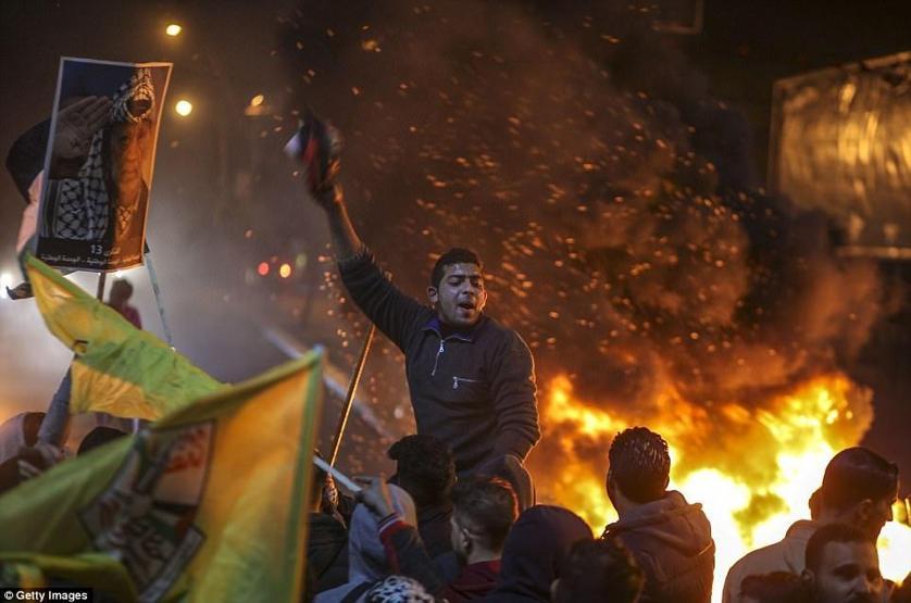 Bayraklar yakıldı, intikam yemini edildi: Filistin’den protesto manzaraları
