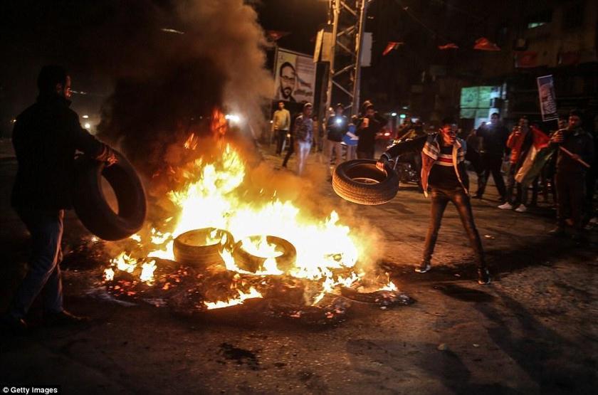 Bayraklar yakıldı, intikam yemini edildi: Filistin’den protesto manzaraları