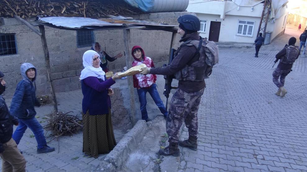 Uygulama yapan polislere kadınlardan tandır ekmeği ikramı