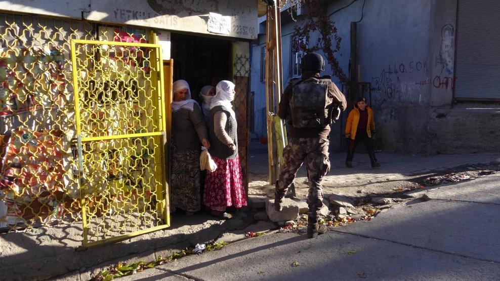 Uygulama yapan polislere kadınlardan tandır ekmeği ikramı