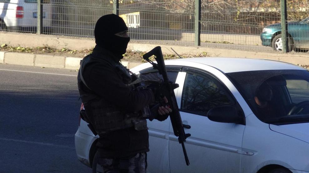 Uygulama yapan polislere kadınlardan tandır ekmeği ikramı
