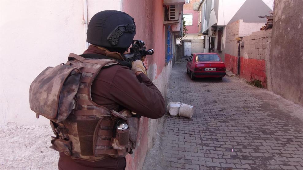 Uygulama yapan polislere kadınlardan tandır ekmeği ikramı