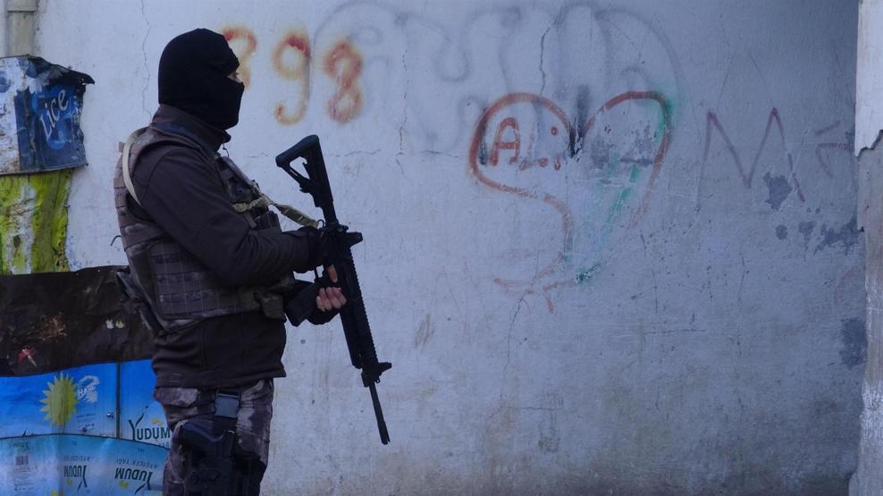 Uygulama yapan polislere kadınlardan tandır ekmeği ikramı