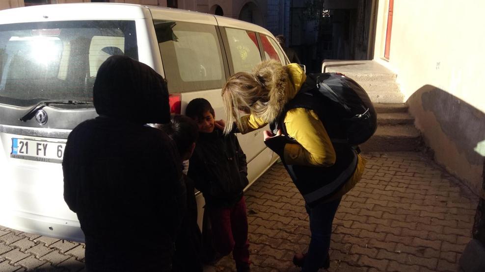 Uygulama yapan polislere kadınlardan tandır ekmeği ikramı