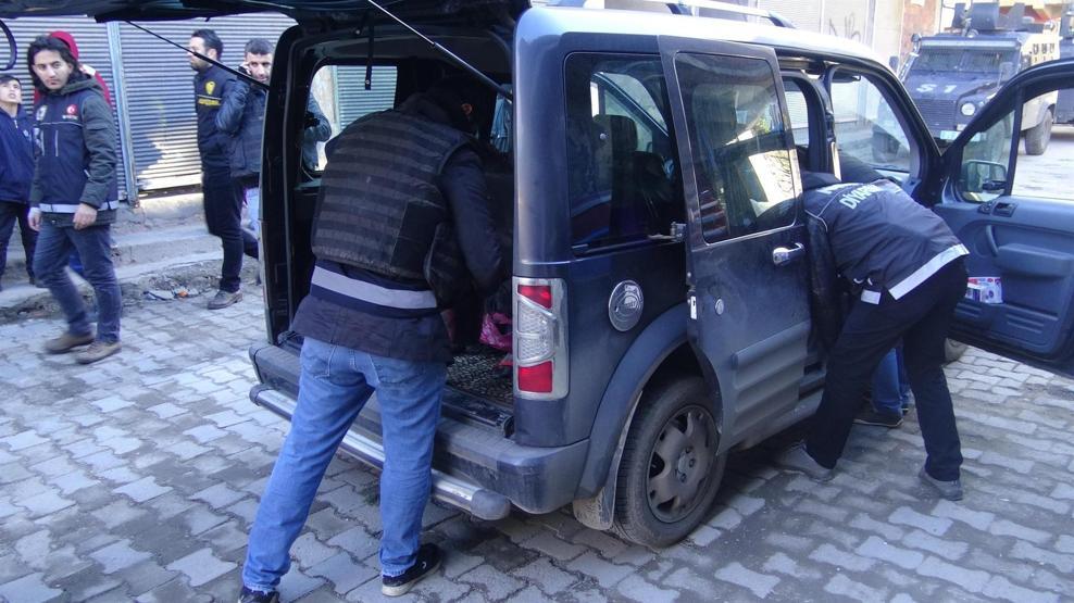 Uygulama yapan polislere kadınlardan tandır ekmeği ikramı
