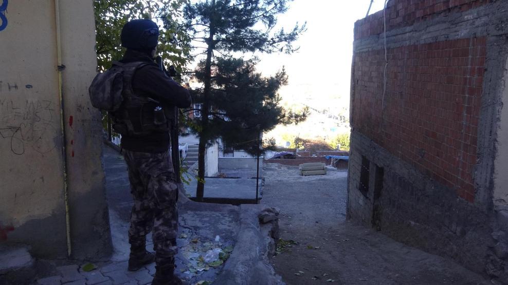 Uygulama yapan polislere kadınlardan tandır ekmeği ikramı
