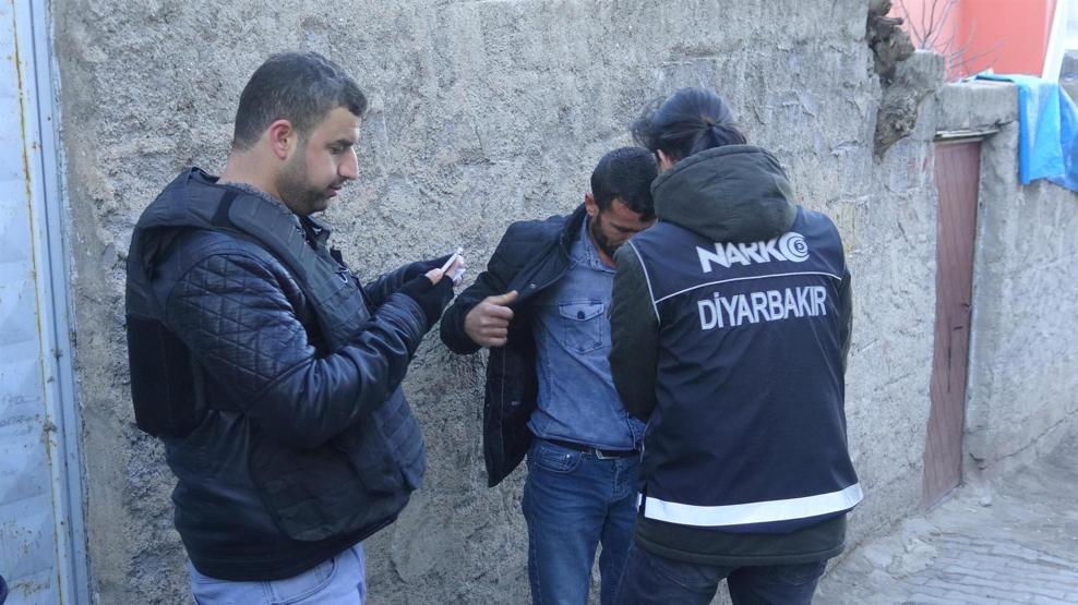 Uygulama yapan polislere kadınlardan tandır ekmeği ikramı