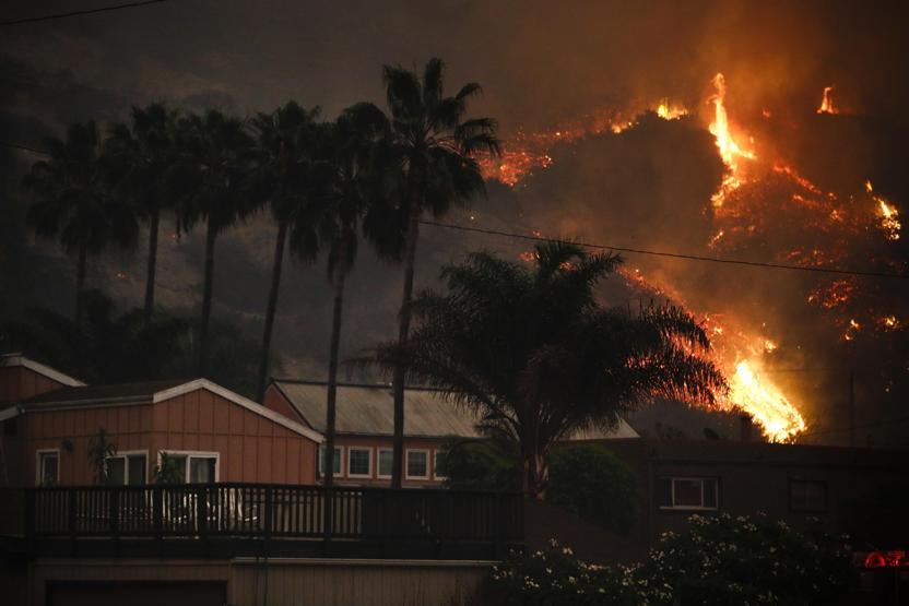 Californiyadaki yangın yayılmaya devam ediyor: 200 bin kişi tahliye edildi