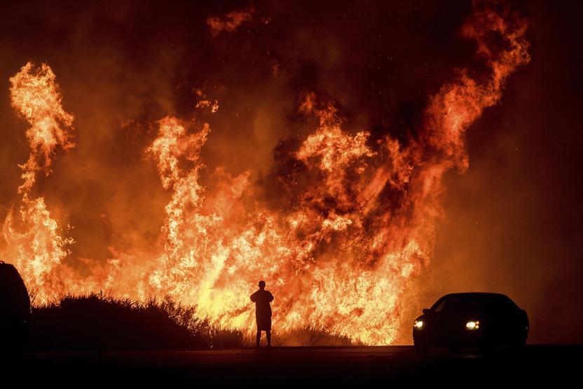 Californiyadaki yangın yayılmaya devam ediyor: 200 bin kişi tahliye edildi