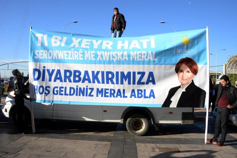 Meral Akşenere Diyarbakırda 3 dilli karşılama