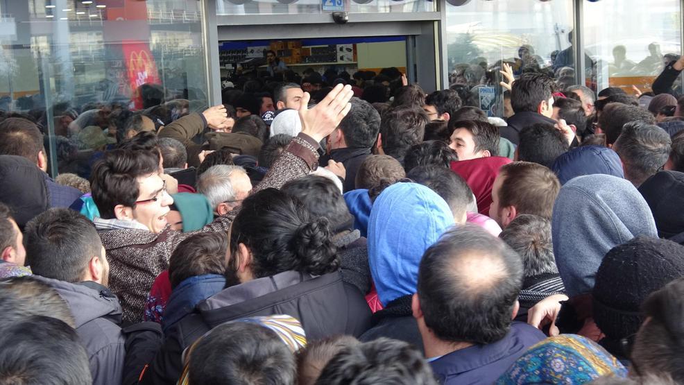 Konyada indirim izdihamı