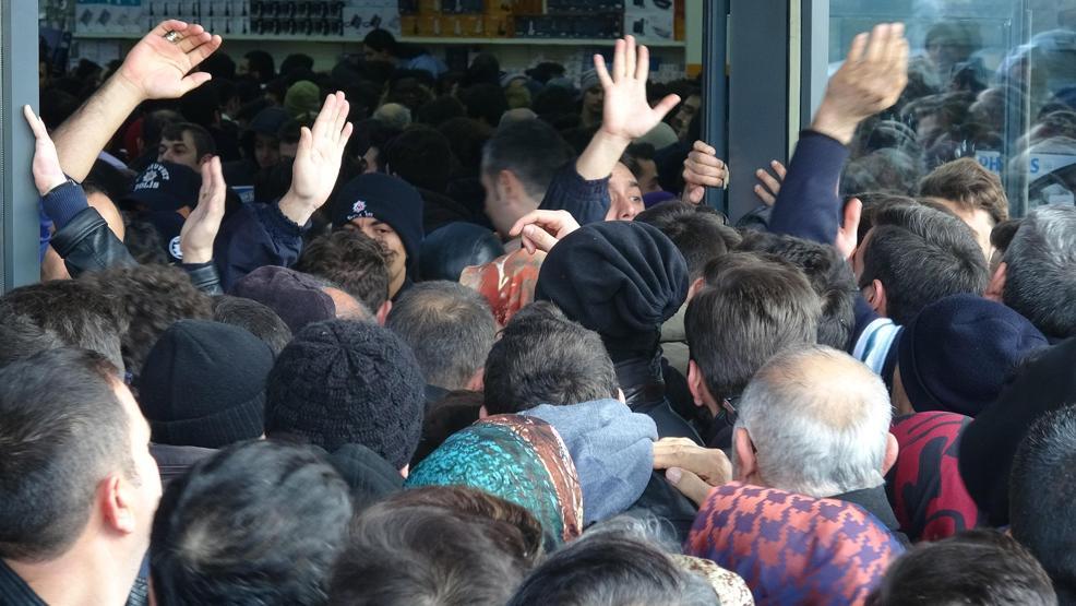 Konyada indirim izdihamı