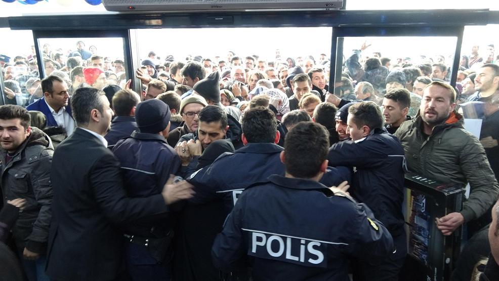 Konyada indirim izdihamı