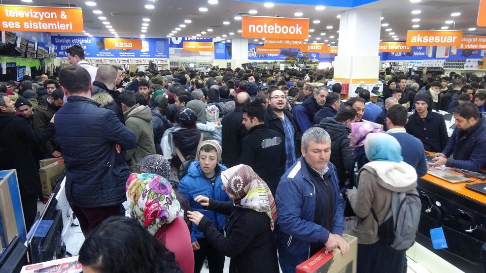 Konyada indirim izdihamı