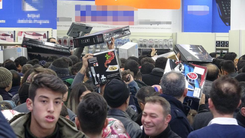 Konyada indirim izdihamı