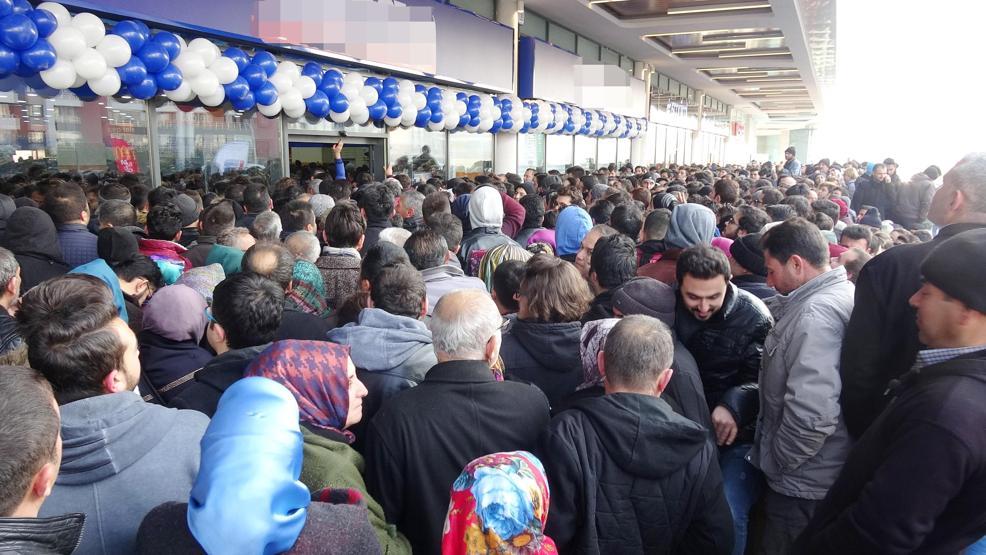 Konyada indirim izdihamı